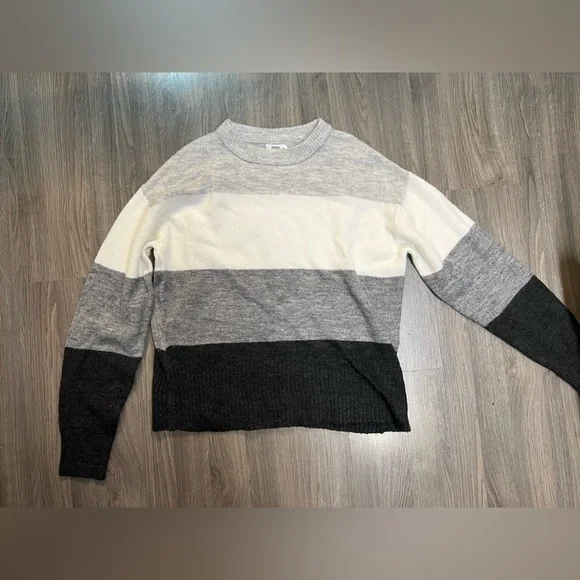 Ardene Sweater - Picture 2 of 3